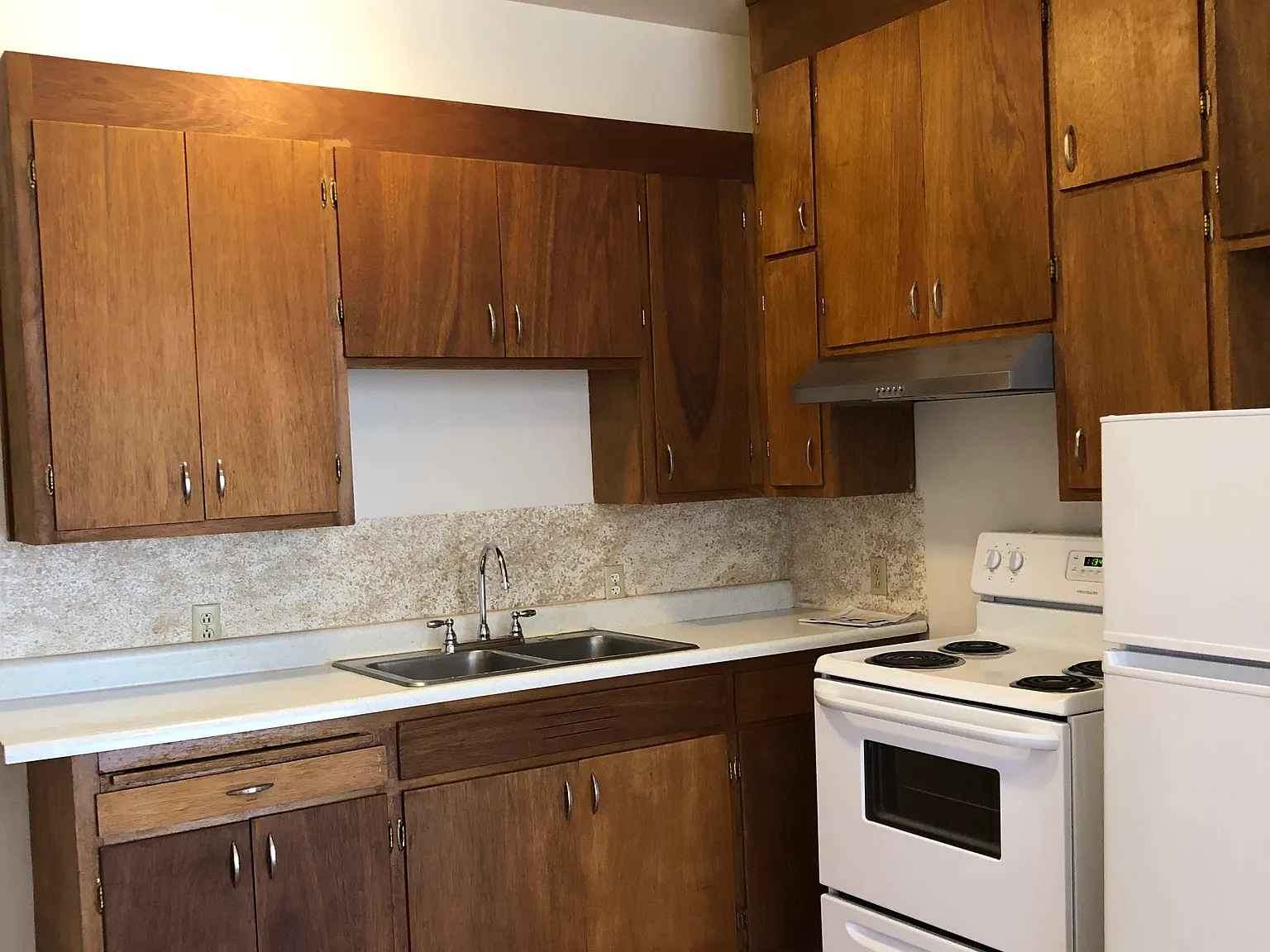 2 bed, 750 sqft, $3,200 — Photo 2