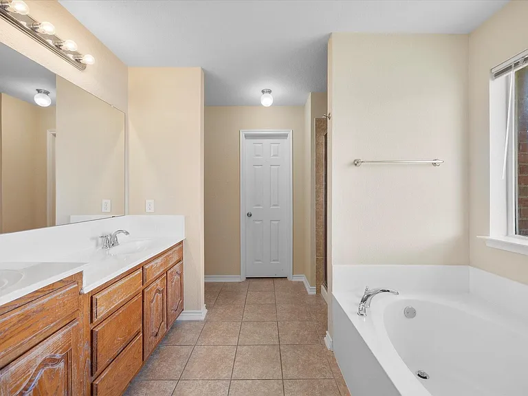 1100 Camelot Dr — Photo 25