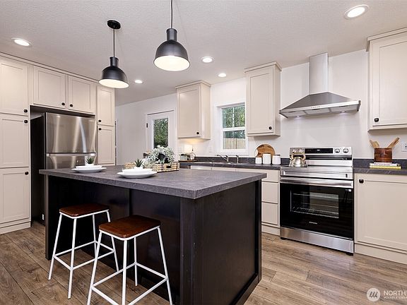 5th image of 31 E Sherwood Place