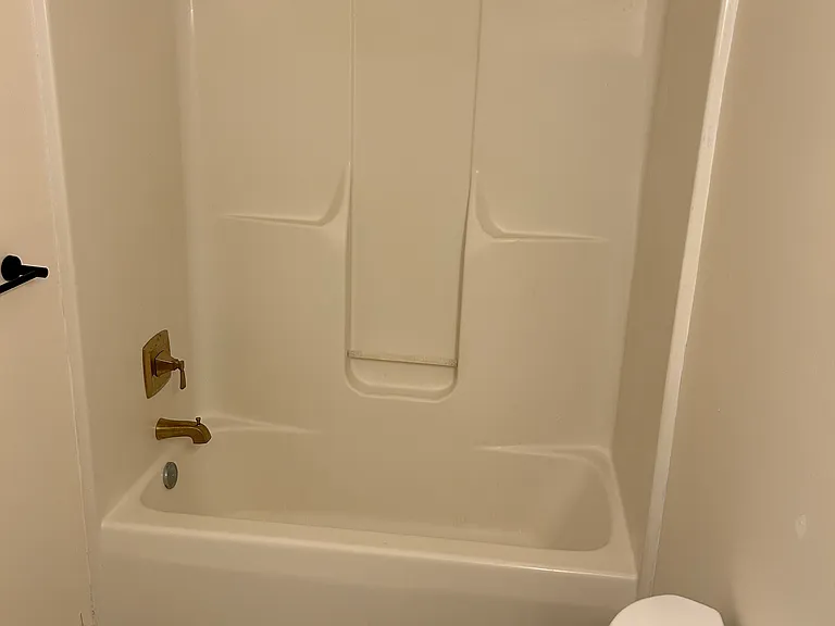 Primary full bathroom (1st floor)