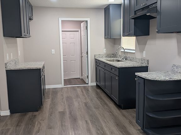 5th image of 811 Hills St