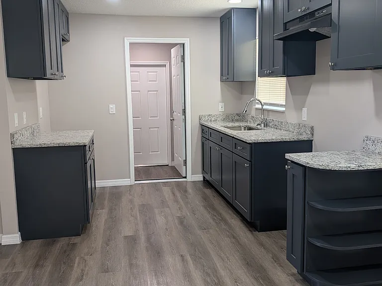 811 Hills St — Photo 5