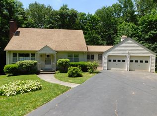 21 Woodridge Cir, Trumbull, CT 06611