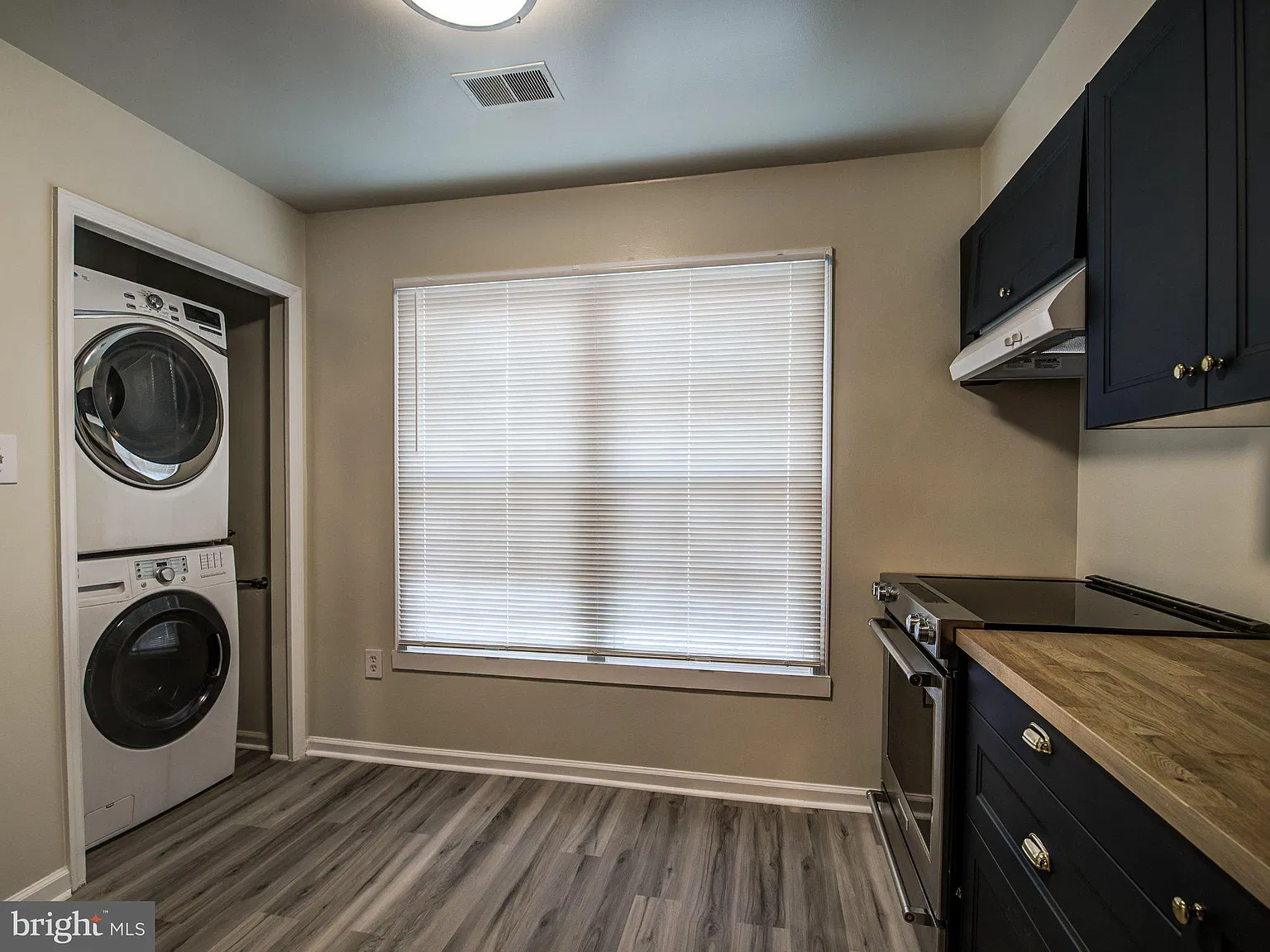 3 bed, 2.5 bath, 1364 sqft, $2,400 — Photo 2
