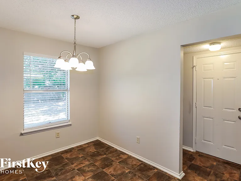 624 S Waxahachie St — Photo 4
