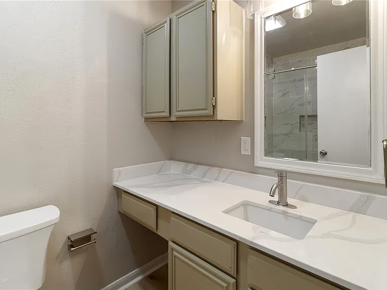 2100 Southwood Dr #4 — Photo 9
