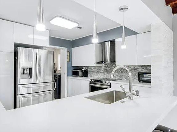 4th image of 1905 N 45th Avenue