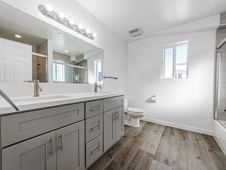 1119 N Berendo St — Photo 9