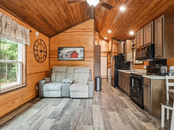 137 Summit Dr, Dover, TN 37058