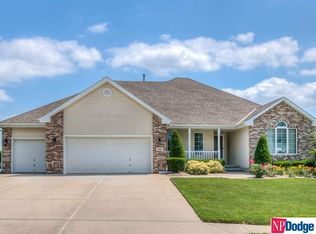 909 Wicklow Rd, Papillion, NE 68046