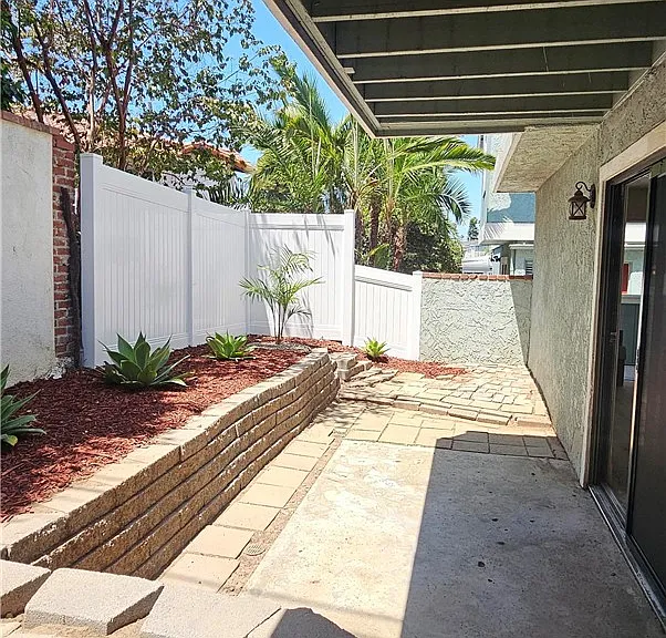 213 W Escalones #B — Photo 3
