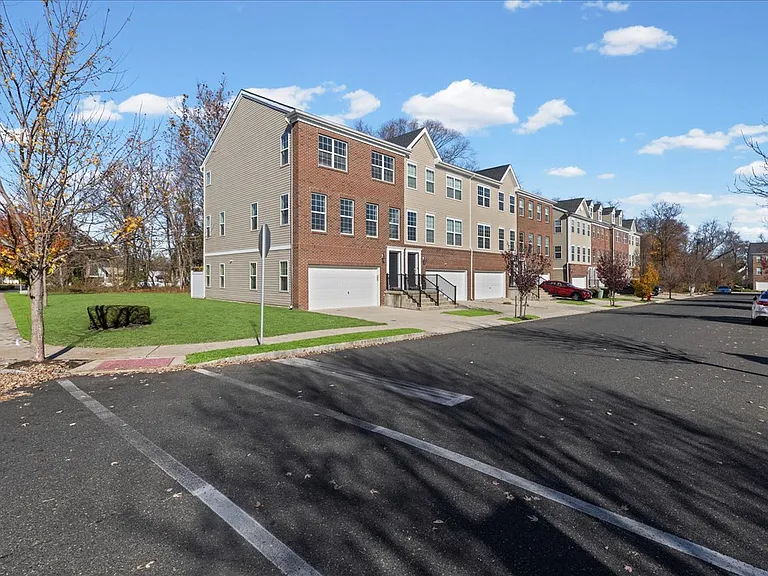 1 Creekside Way — Photo 2