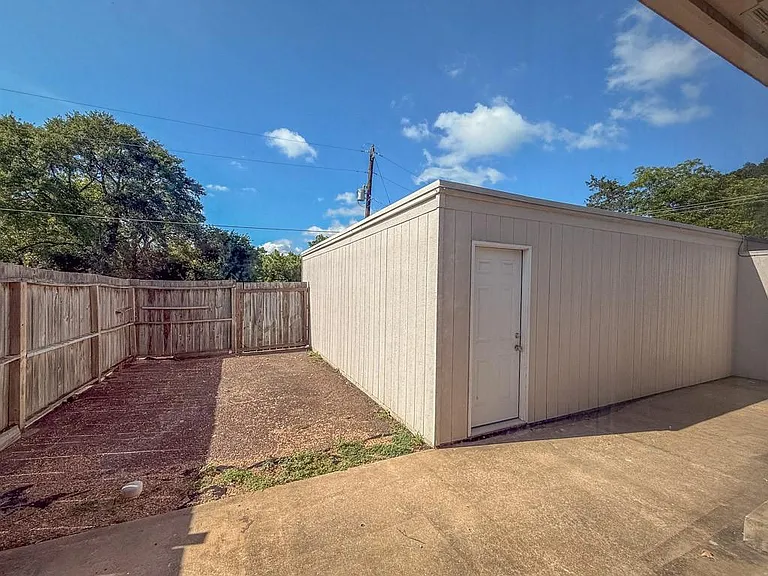 702 S Chappell Hill St — Photo 16