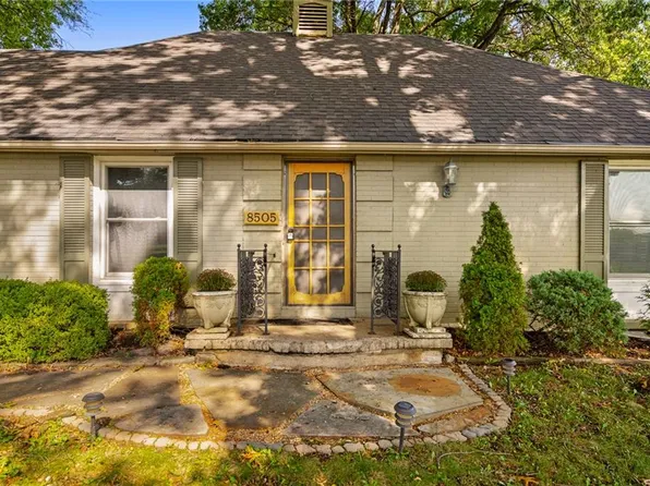 8505 Ward Pkwy, Kansas City, MO 64114