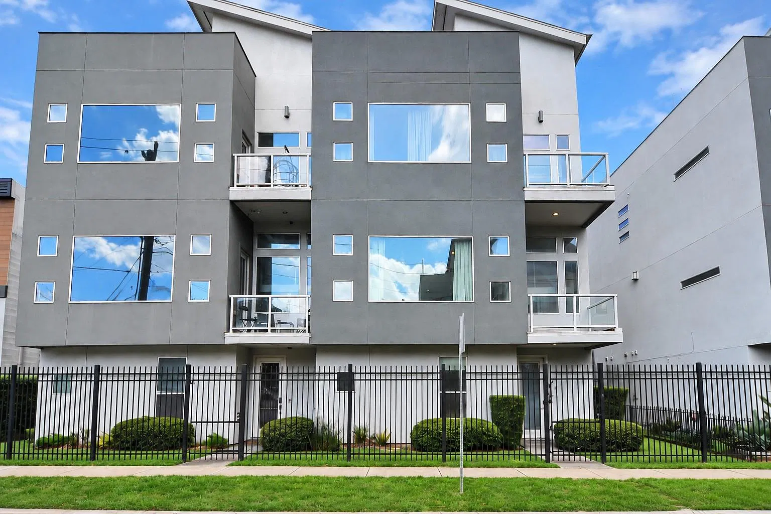 3 bed, 3.5 bath, 2472 sqft, $3,600 — Photo 1