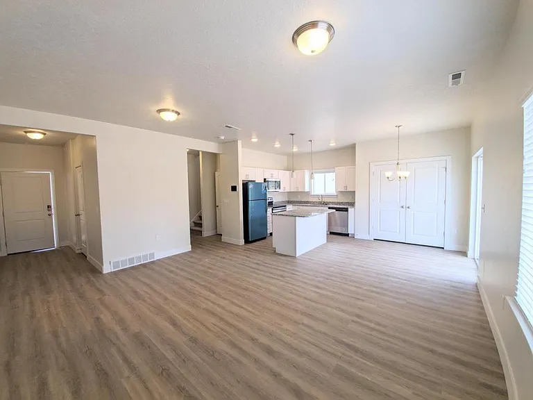 1048 W 600 S — Photo 3