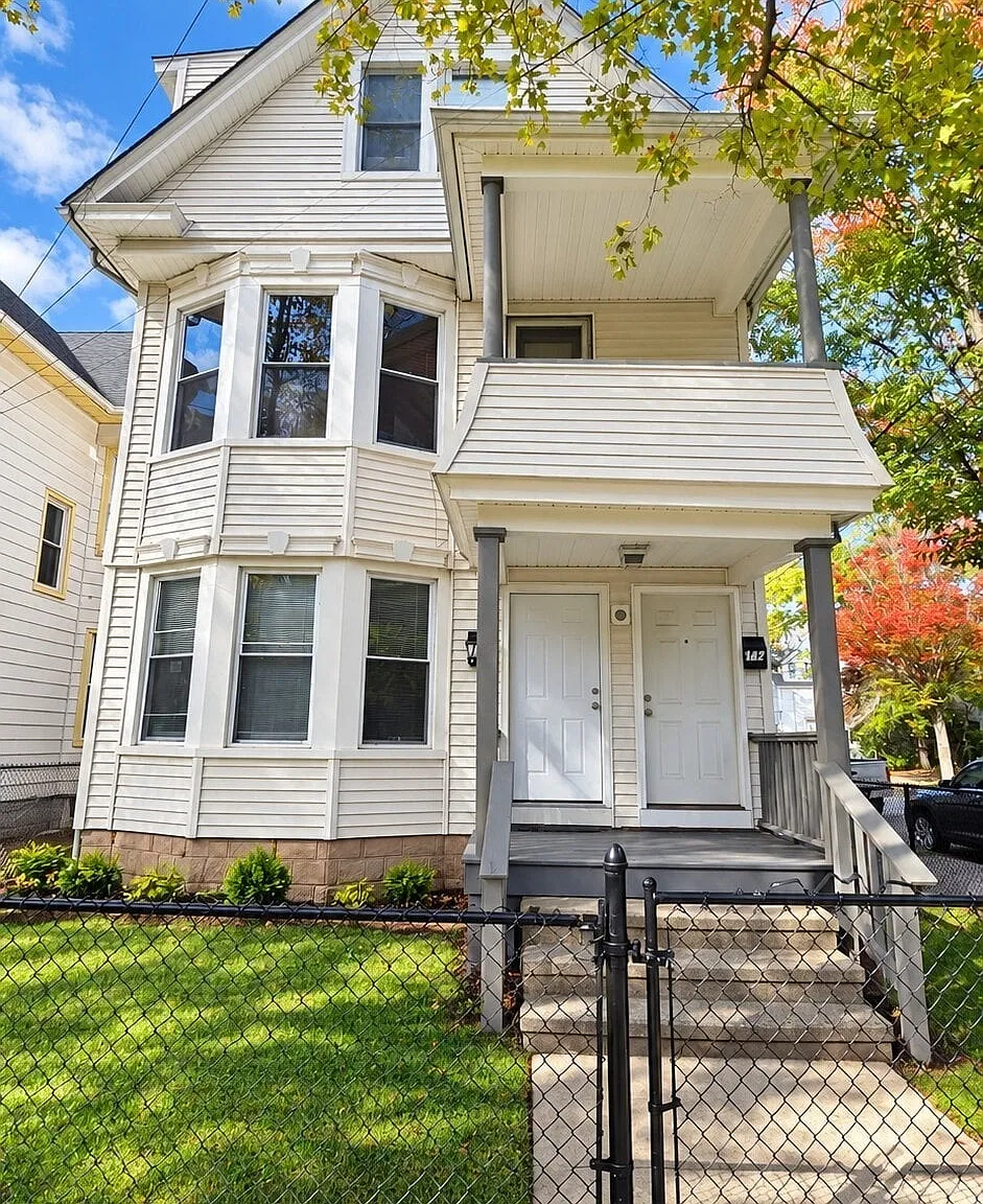 2 bed, 1.0 bath, 1090 sqft, $1,900 — Photo 2