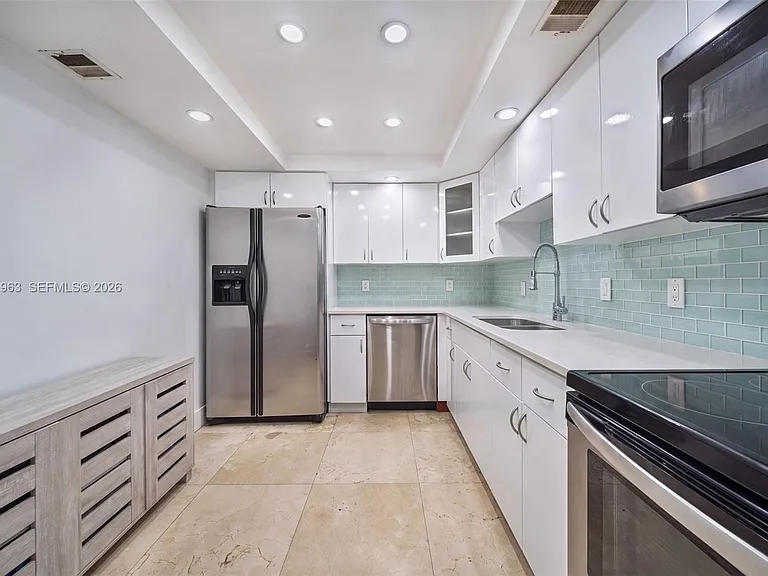 5701 Collins Ave #1415 — Photo 9