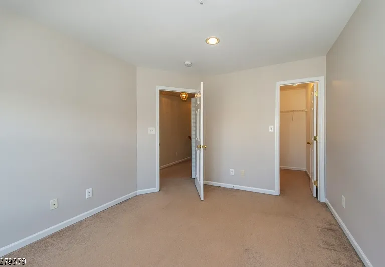 102 Lakeview Ct — Photo 12