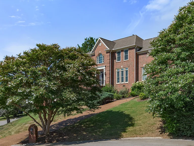 1520 Woodfield Ct — Photo 3