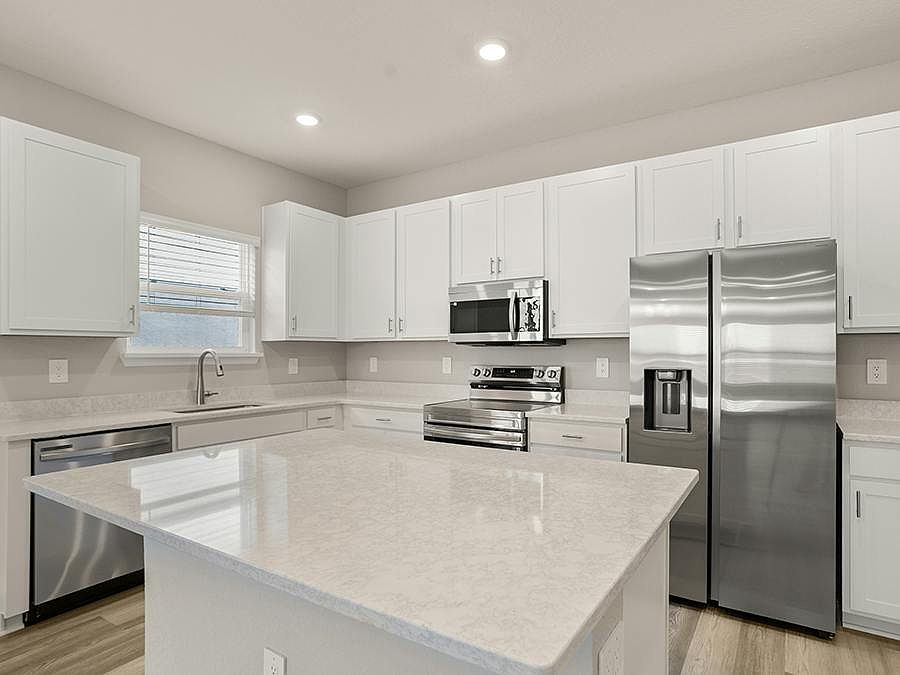 Brand-new bungalow for sale in St Cloud, FL with 4-bedrooms and a loft!