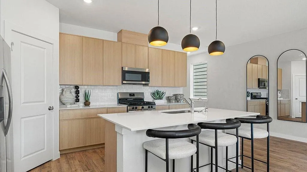 4 bed, 2.5 bath, 2275 sqft, $2,399 — Photo 4
