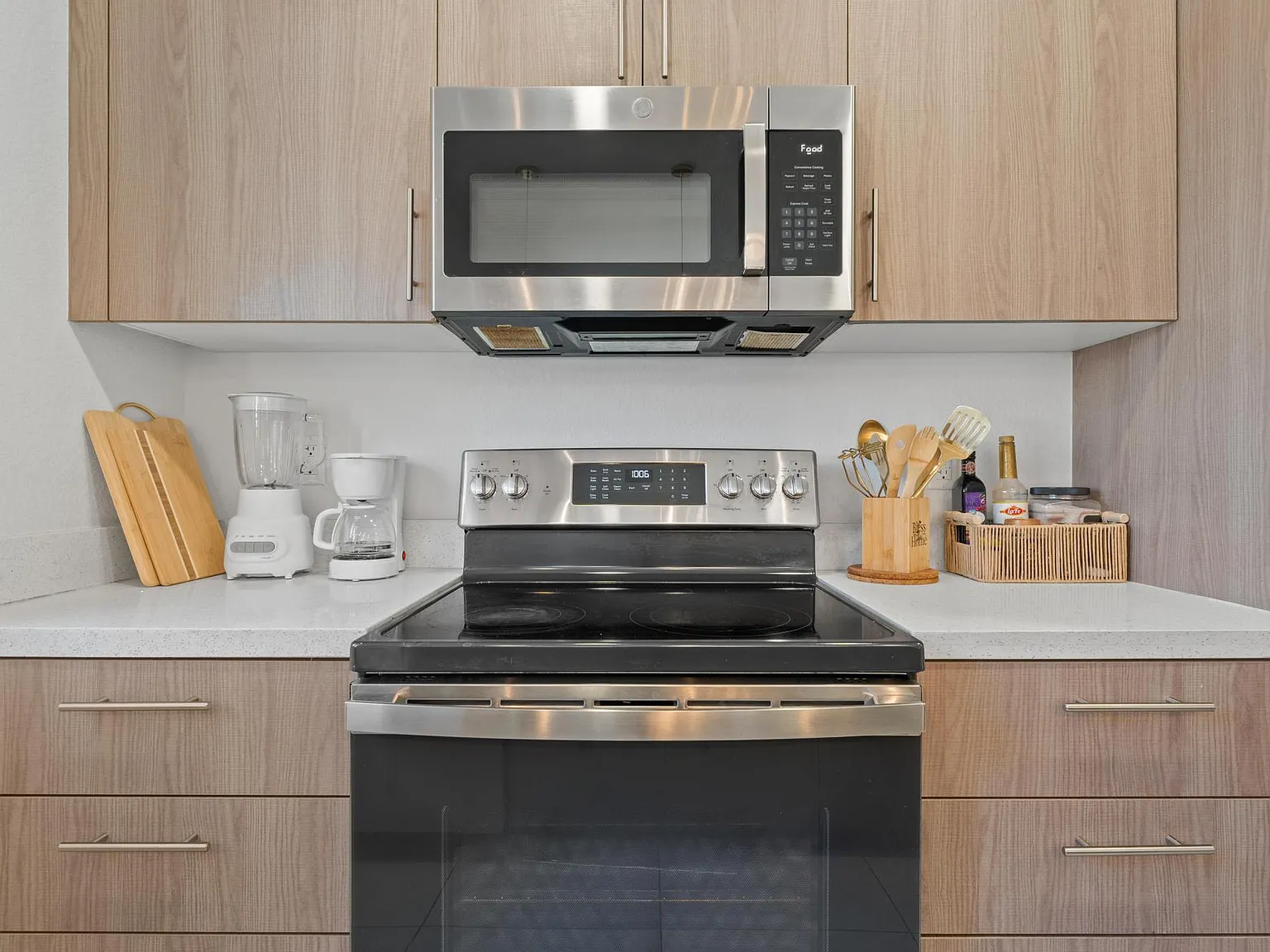4 bed, 1902 sqft, $3,499 — Photo 2