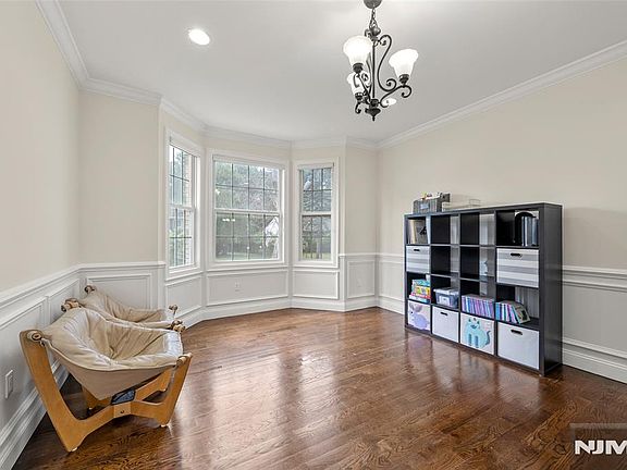 5th image of 216 Washington Street