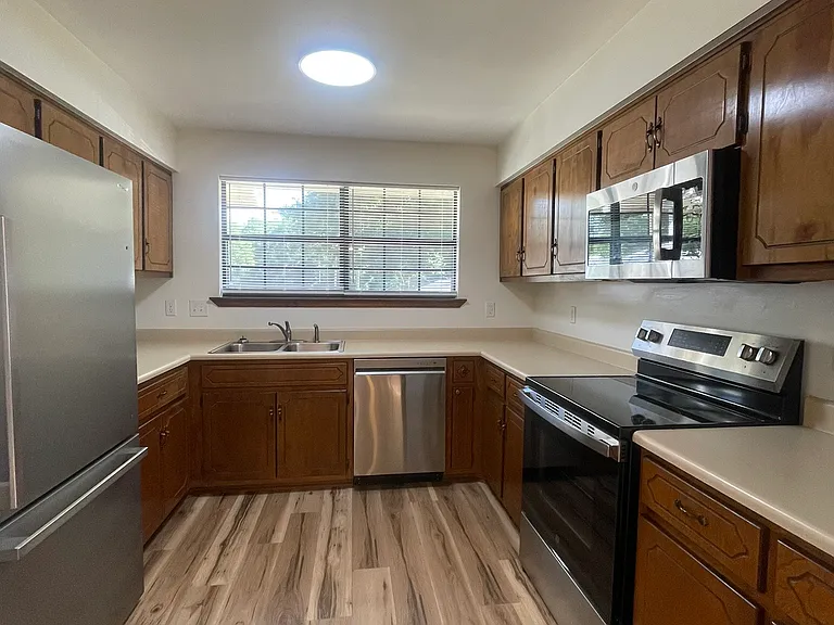 114 Fair Oaks Dr — Photo 2