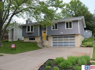 5940 Queens Dr, Lincoln, NE 68516