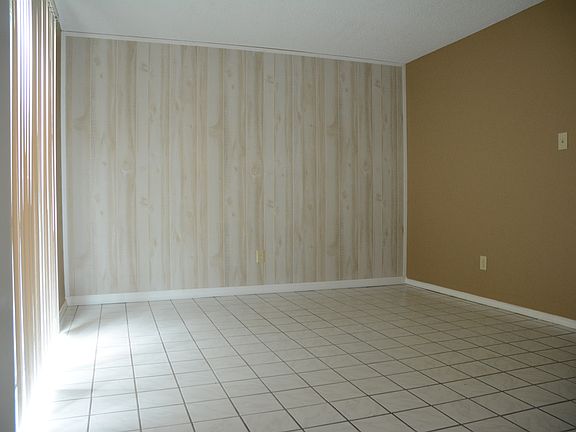 4th image of 2205 Newbury Dr
