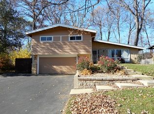 800 Spring St, Roselle, IL 60172