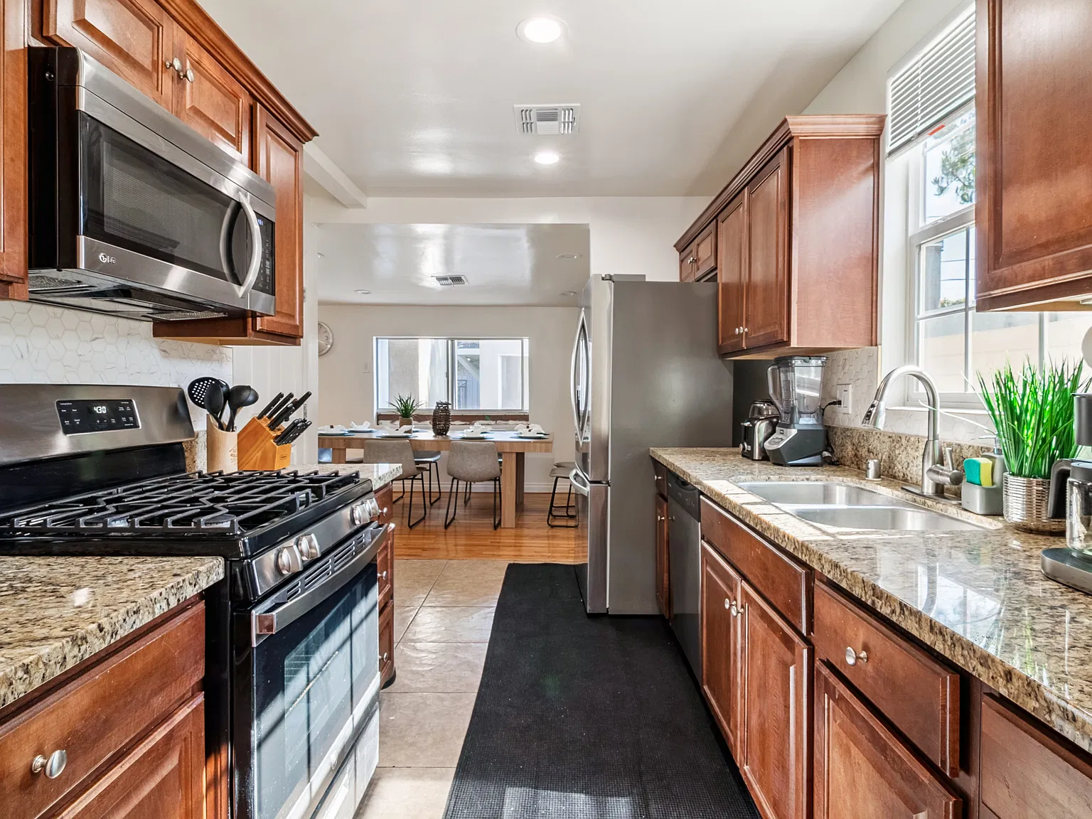 4 bed, 1797 sqft, $8,500 — Photo 3