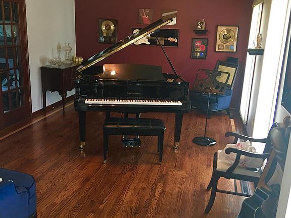 Spectacular music room