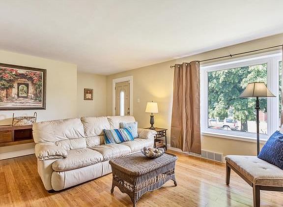 3rd image of 7836 Drexel Dr