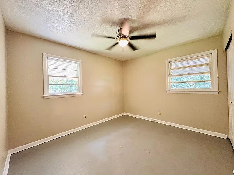 Bedroom 1 - 11'5"x9'11"