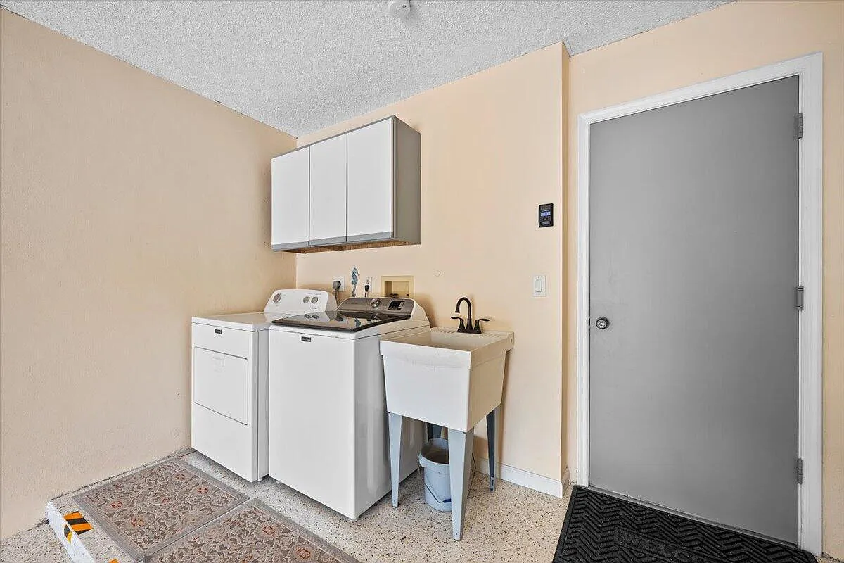 2 bed, 2.0 bath, 1452 sqft, $8,500 — Photo 3