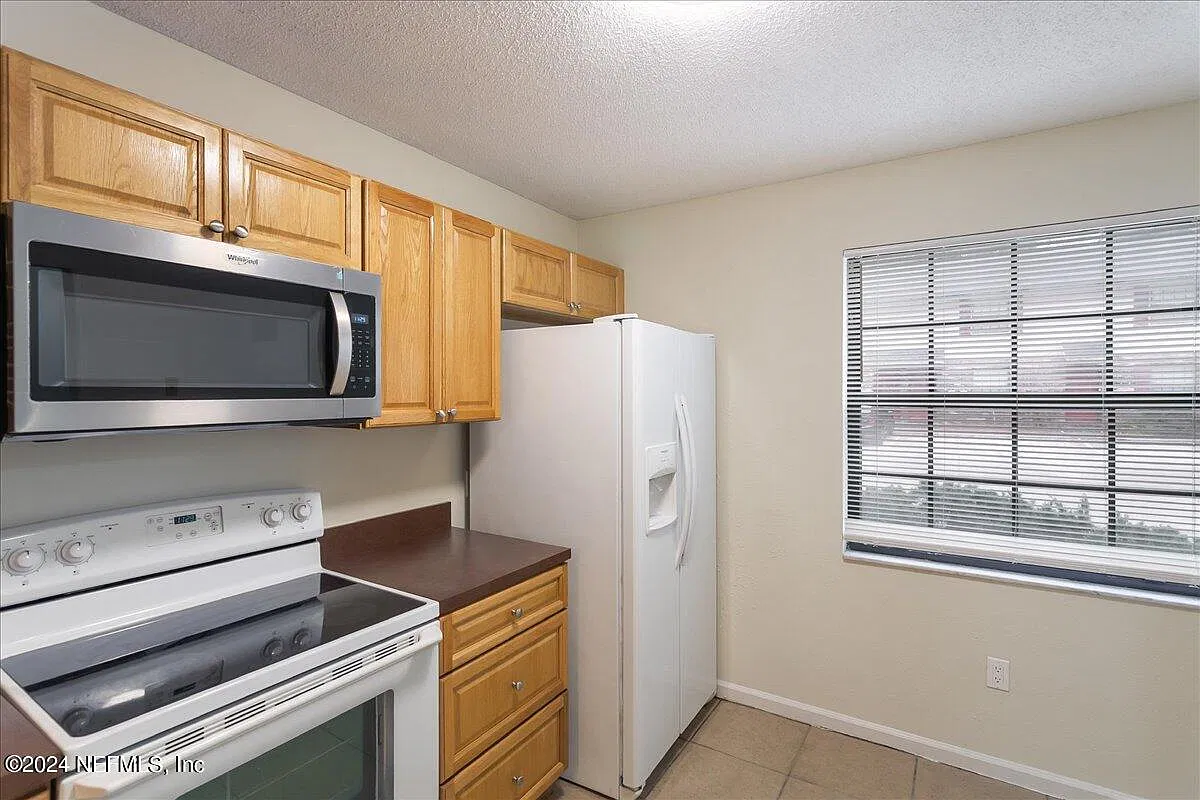 2 bed, 2.5 bath, 1258 sqft, $1,425 — Photo 3
