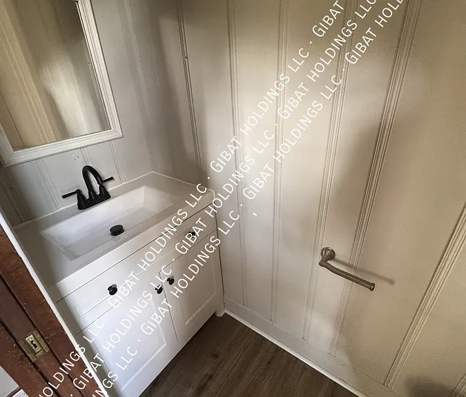 1718 Elm St — Photo 8