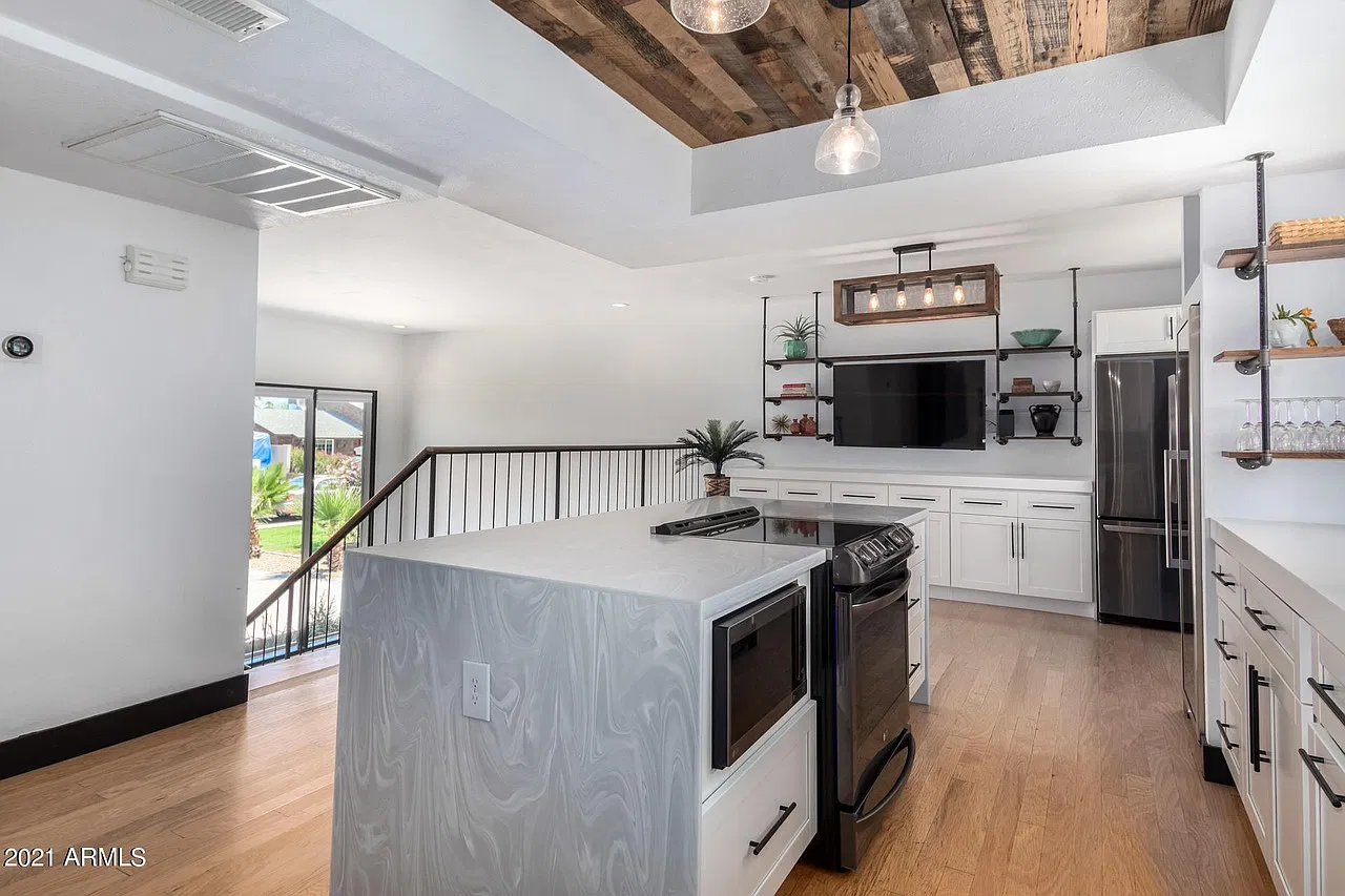 4 bed, 2388 sqft, $4,900 — Photo 3
