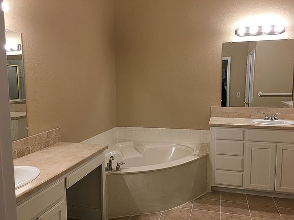 5th image of 10505 Pineview Ln
