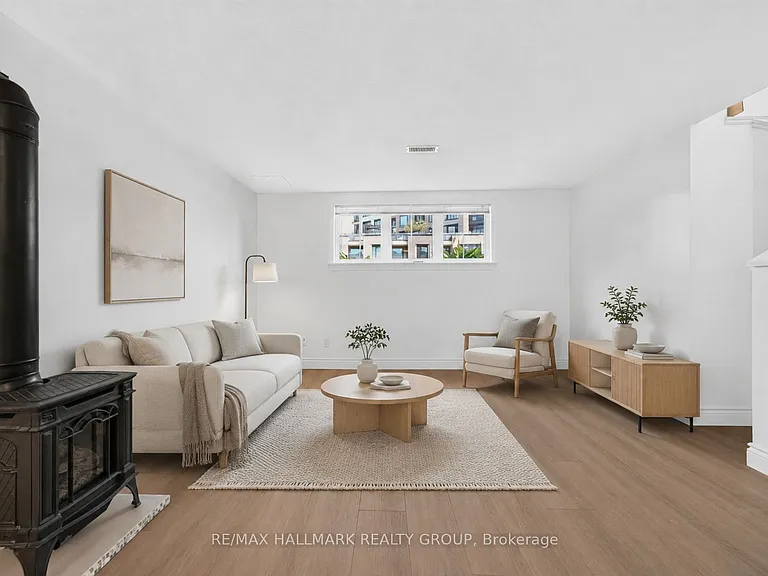44 Centrepointe Dr — Photo 10