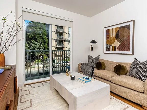 5th image of 834 S Mariposa Ave #314