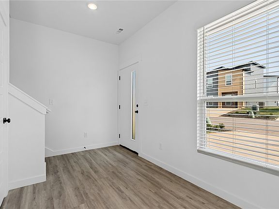 3rd image of 881 Ventnor Ave