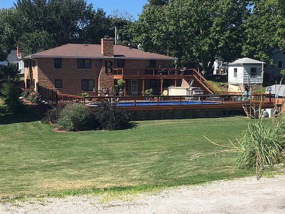 Huge yard with 4 lots!!