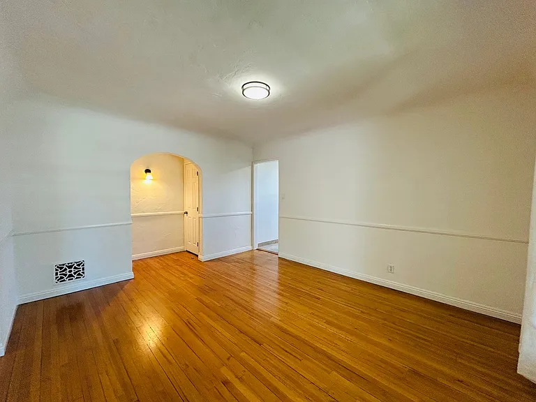340-342 N Harper Ave — Photo 5