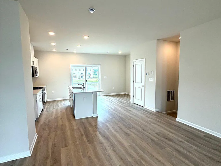 128 Essex Dr — Photo 8
