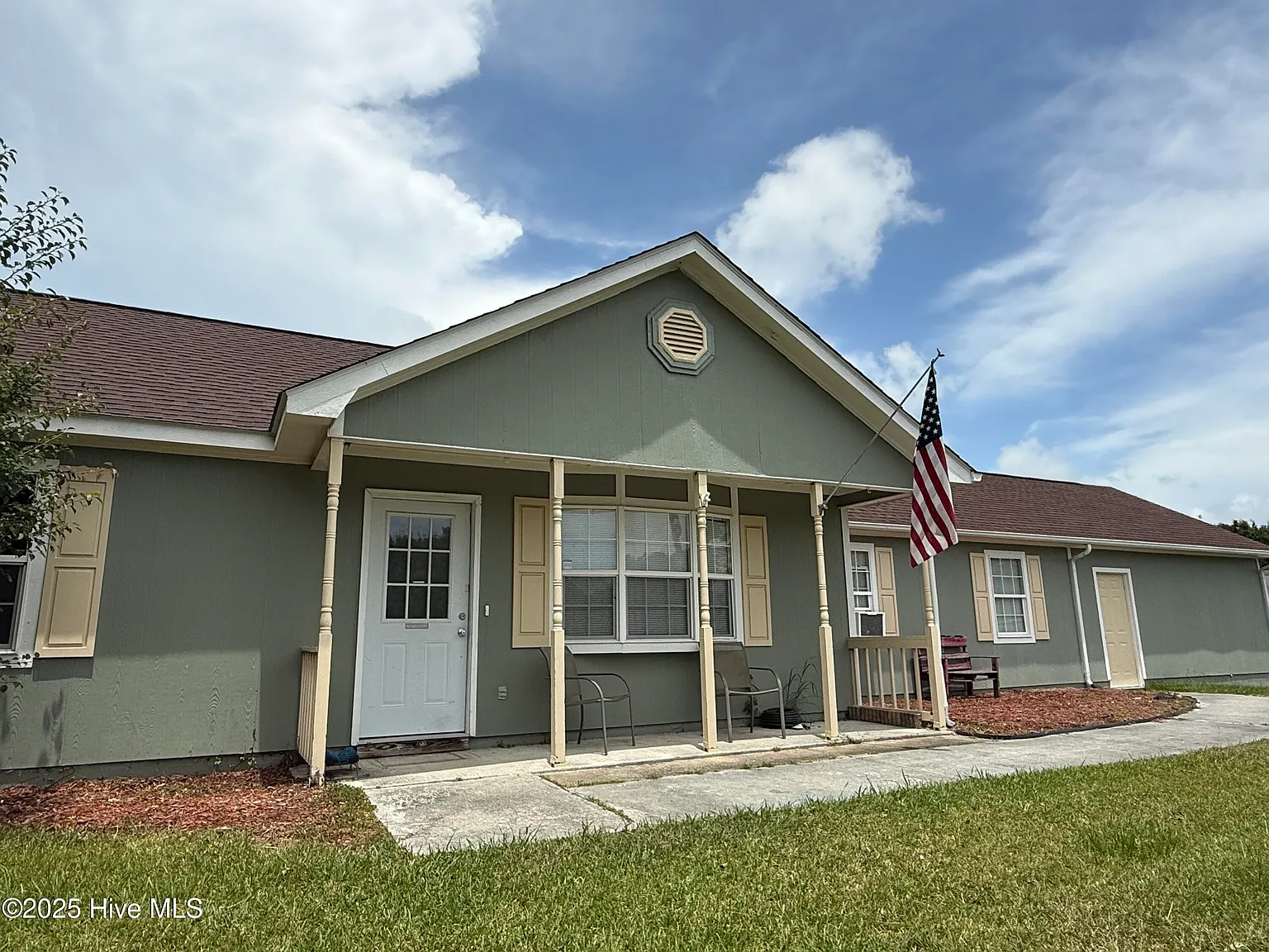 4 bed, 2.0 bath, 1290 sqft, $1,700 — Photo 2