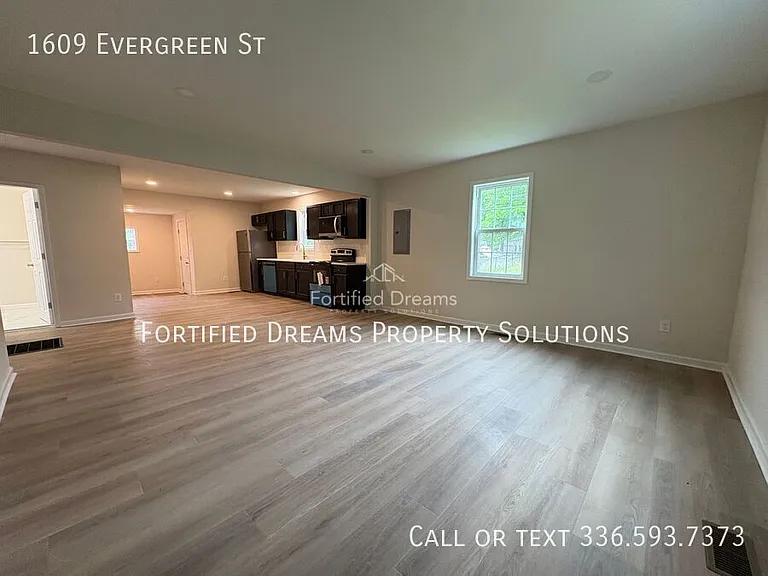 1609 Evergreen St — Photo 4