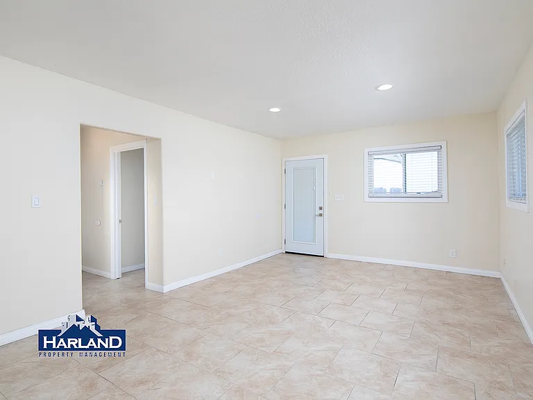 3240 Franklin Ave — Photo 8